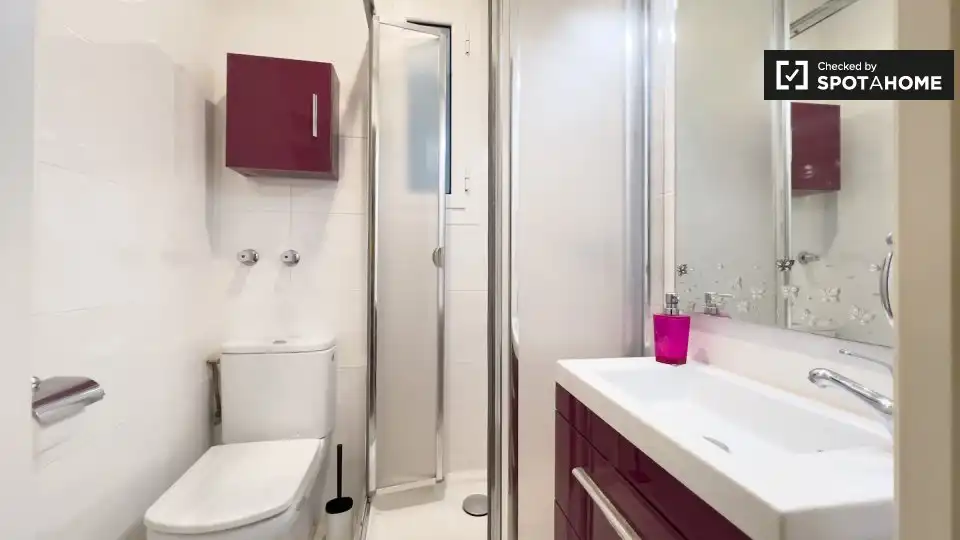 Bathroom of Flat for rent in Barcelona  with Air Conditioner, Heating and Furnished