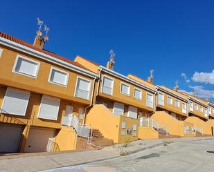 Vista exterior de Casa adosada en venda en Cuéllar amb Terrassa i Balcó