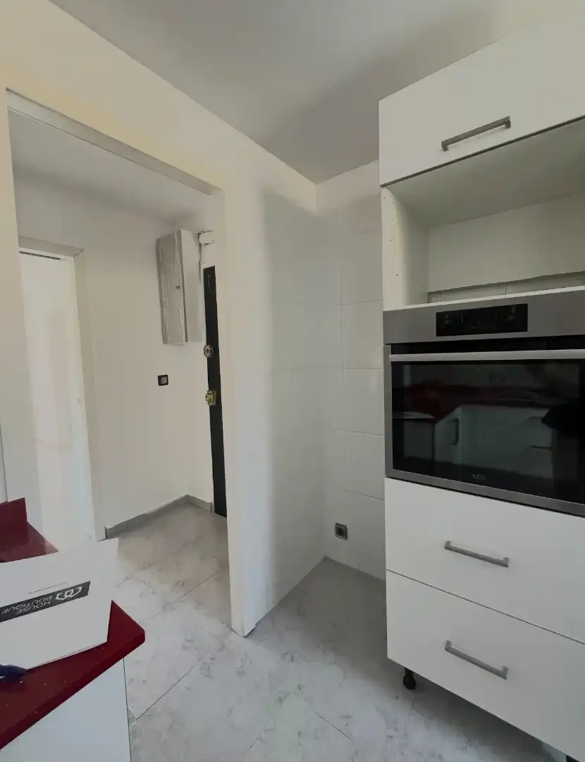 Cuina de Pis en venda en Barcelona amb Forn i Balcó