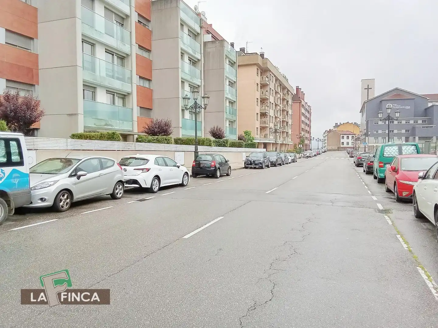 Aparcament de Àtic en venda en Oviedo  amb Calefacció, Parquet i Terrassa