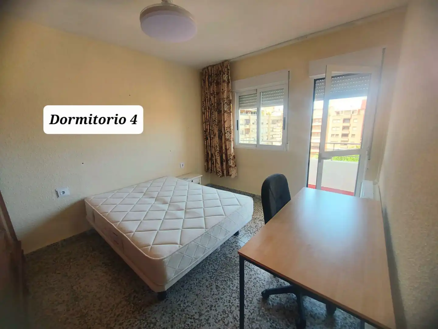 Dormitori de Pis de lloguer en Jaén amb Moblat i Balcó