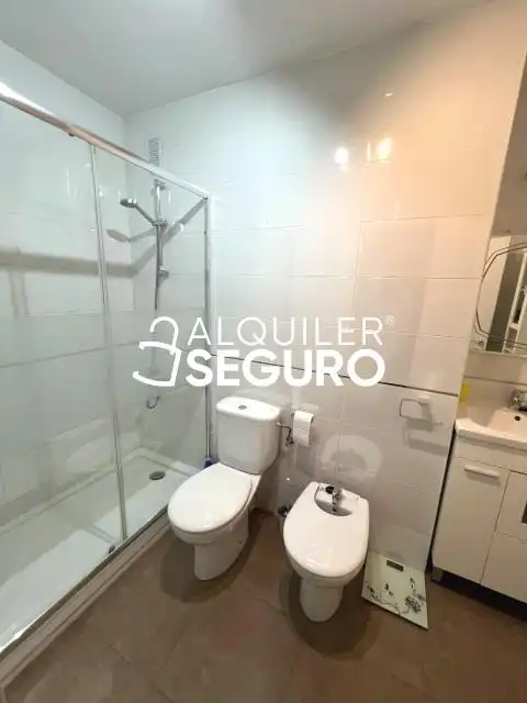 Bathroom of Flat for rent in Madrid  with Heating and Furnished