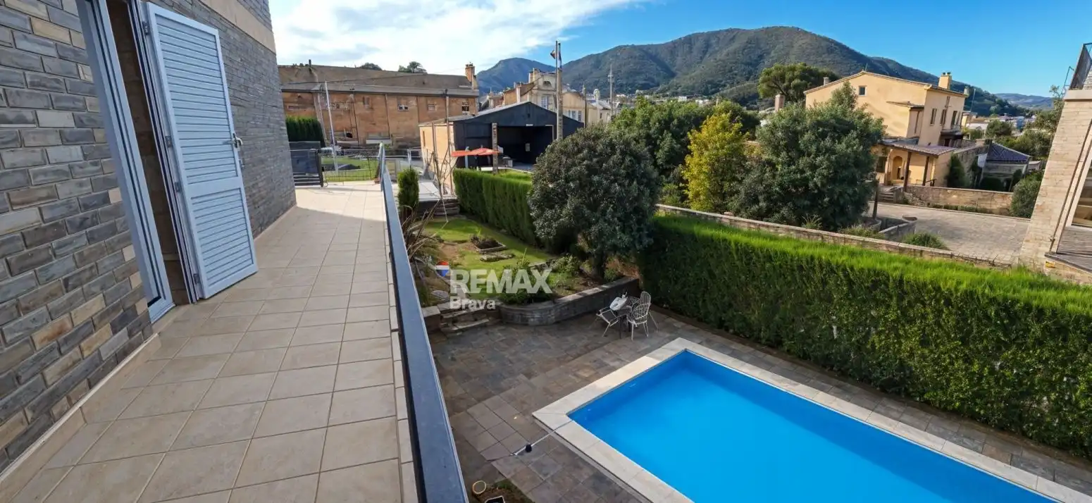 Vista exterior de Casa adosada en venta en Celrà con Aire acondicionado, Jardín privado y Terraza