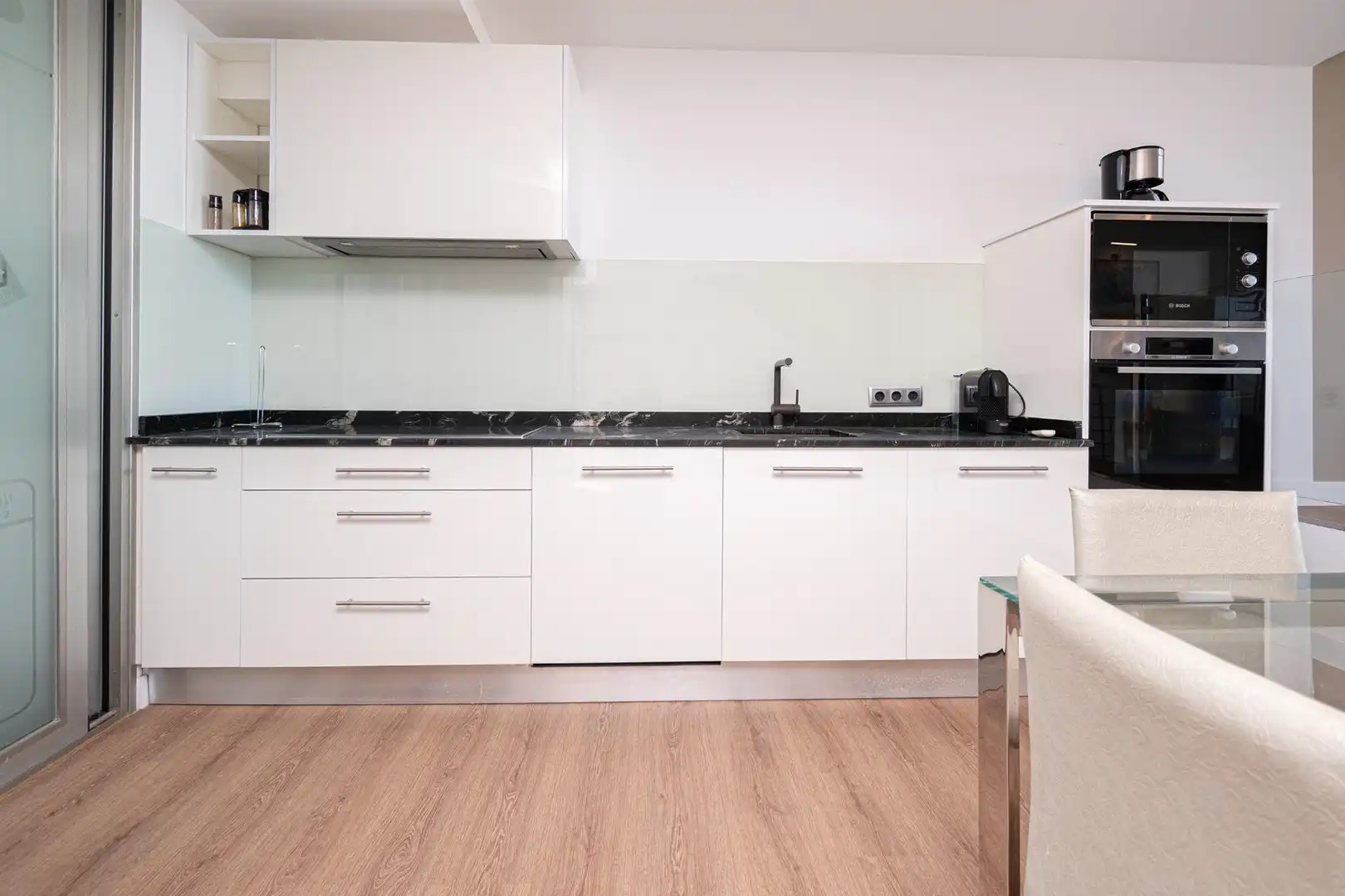 Küche von Einfamilien-Reihenhaus zum Verkauf in Capdepera mit Klimaanlage, Privatgarten und Terrasse