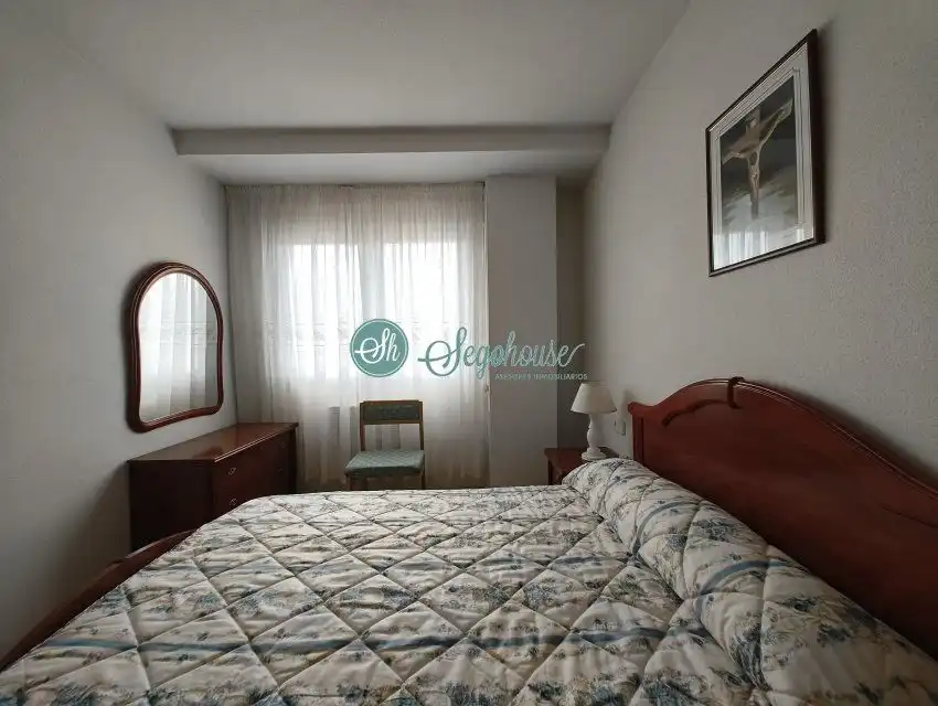 Habitación de Piso de alquiler en San Cristóbal de Segovia con Calefacción, Parquet y Amueblado