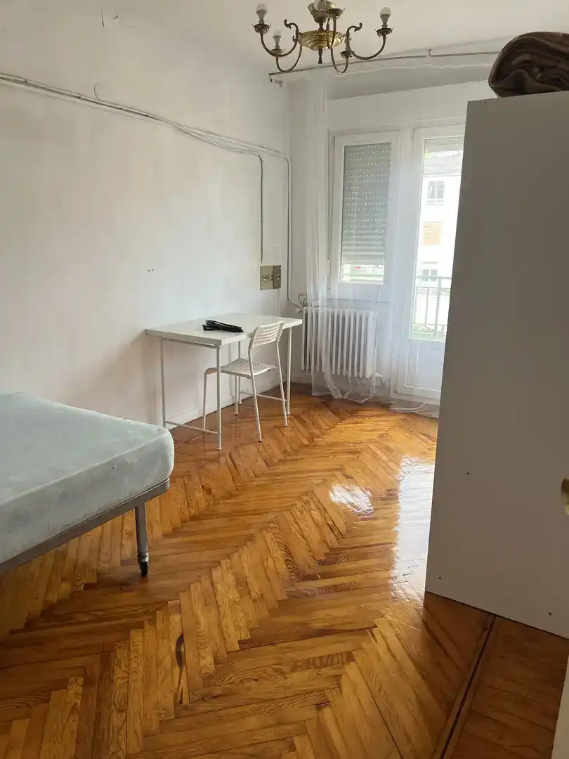 Dormitori de Pis per a compartir en Briviesca amb Parquet, Traster i Moblat