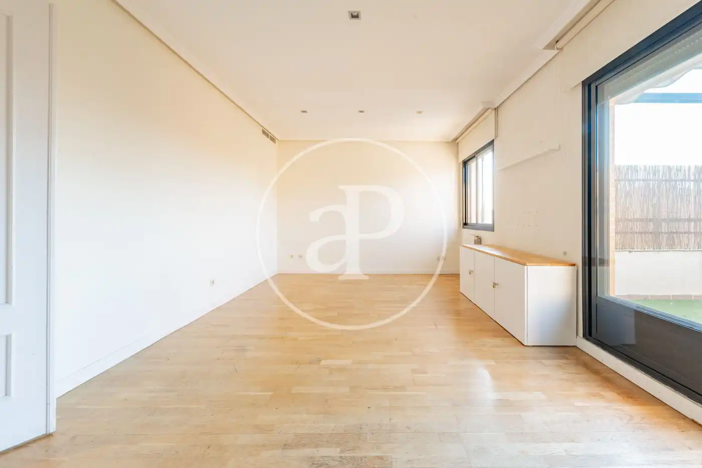 Wohnzimmer von Wohnung zum Verkauf in La Moraleja mit Klimaanlage, Heizung und Privatgarten