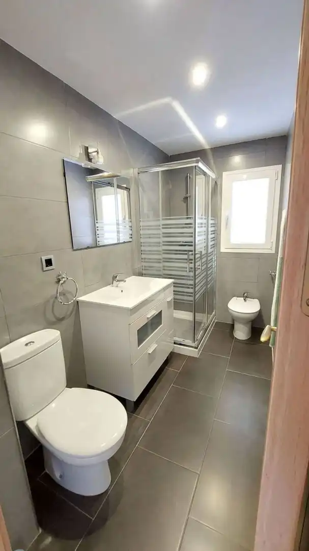 Baño de Piso en venta en Alicante / Alacant con Aire acondicionado, Calefacción y Jardín privado