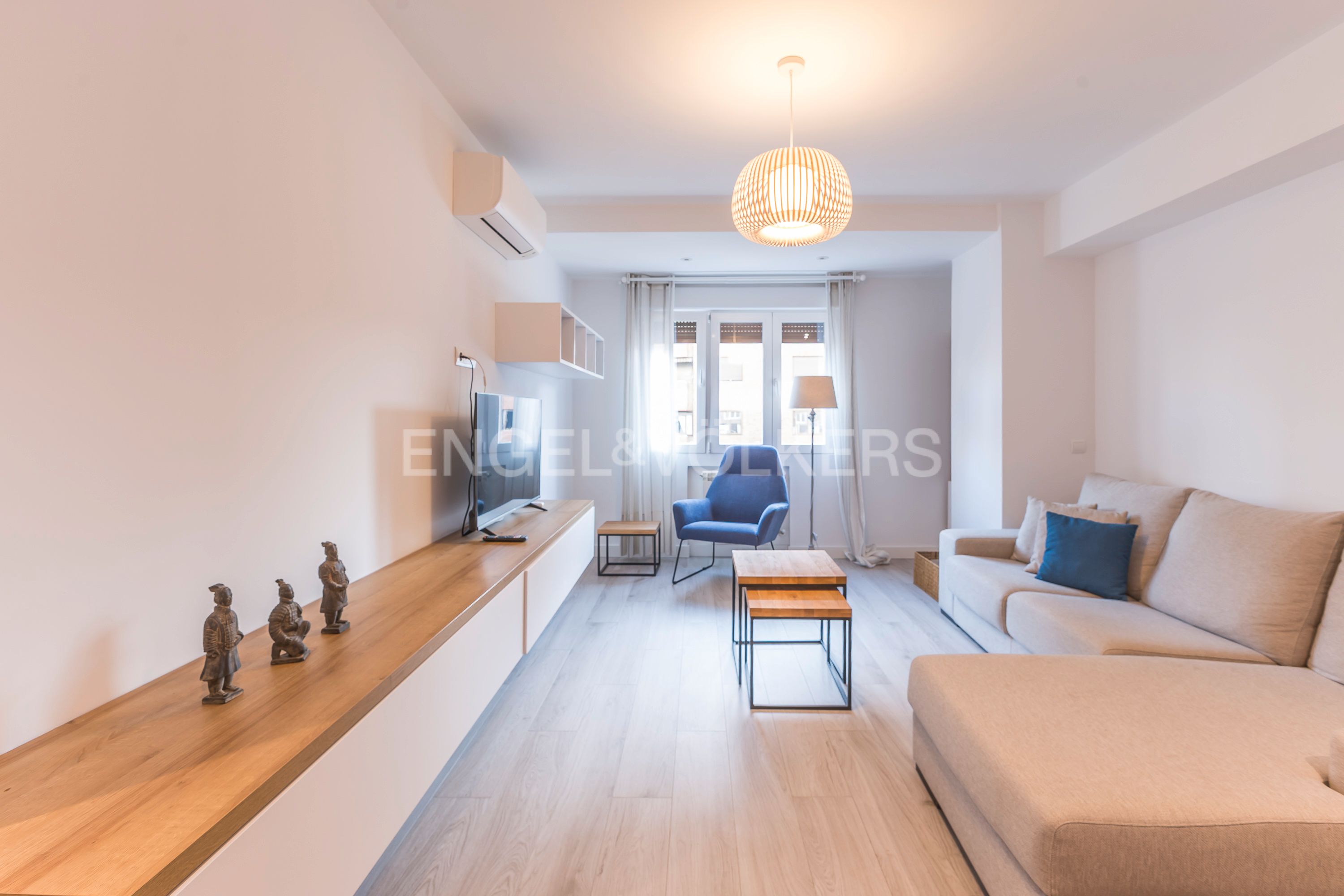 Sala d'estar de Apartament de lloguer en  Madrid Capital amb Aire condicionat, Calefacció i Moblat