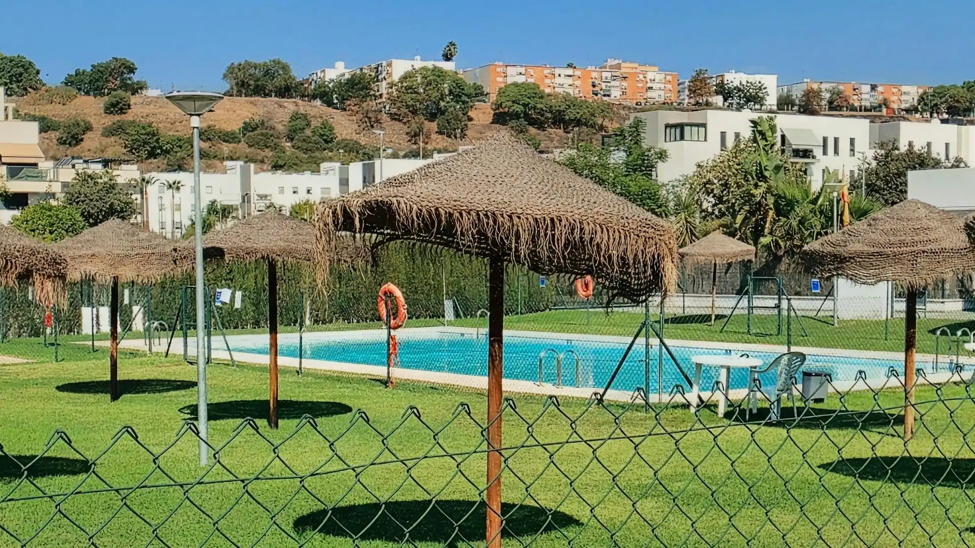 Piscina de Pis en venda en San Juan de Aznalfarache amb Aire condicionat, Jardí privat i Parquet