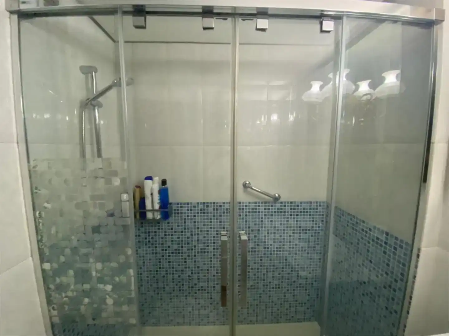 Badezimmer von Wohnung zur Miete in  Zaragoza Capital mit Klimaanlage und Balkon