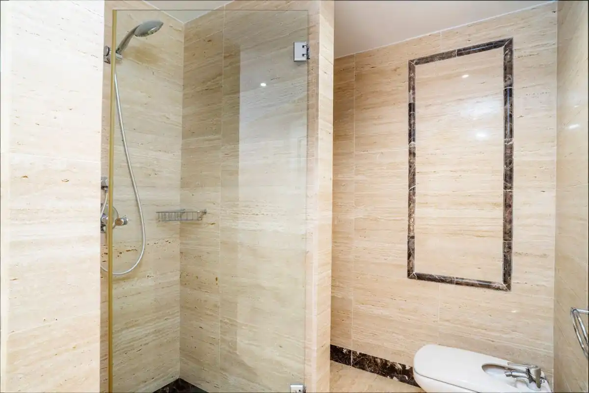 Baño de Piso en venta en Marbella con Aire acondicionado, Calefacción y Jardín privado