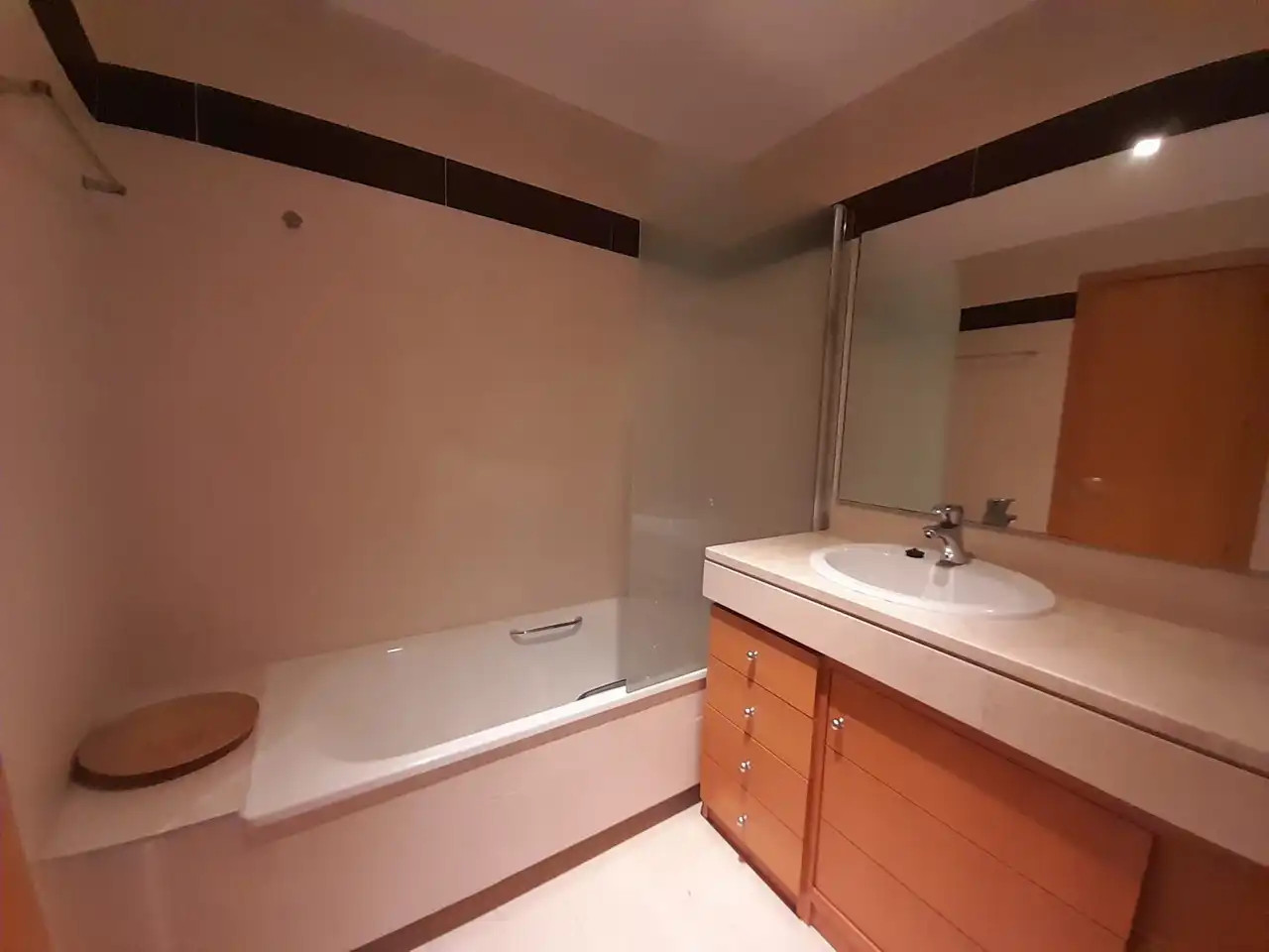 Baño de Piso de alquiler en Málaga con Calefacción, Parquet y Lavadora
