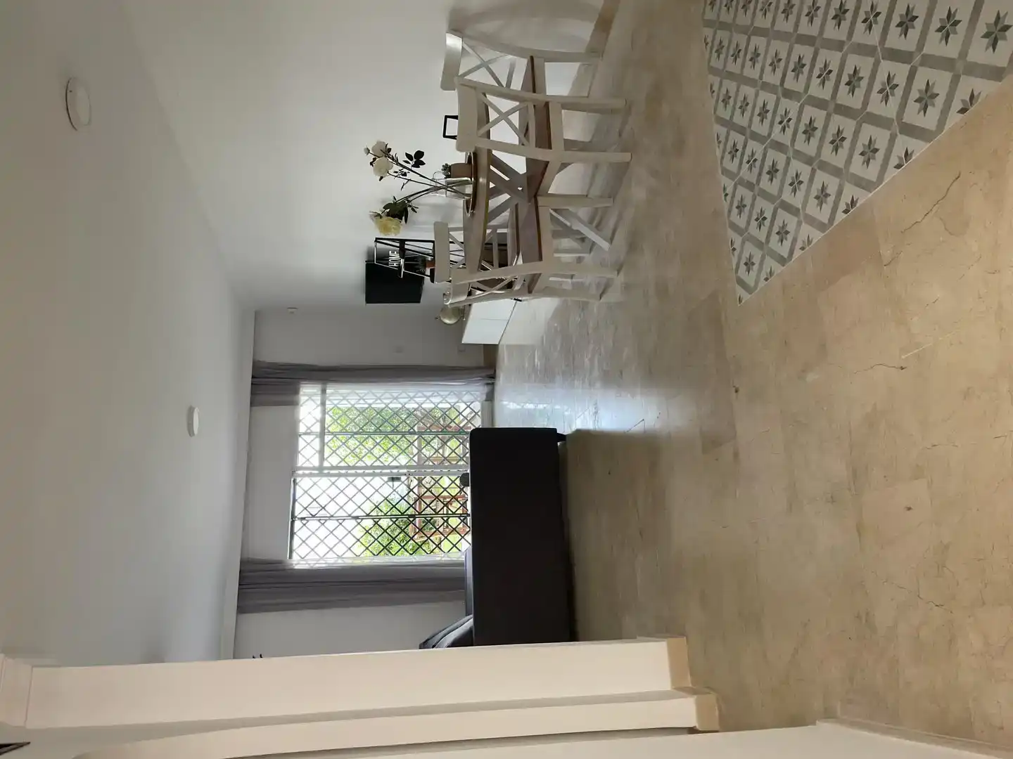 Wohnzimmer von Wohnung zur Miete in Marbella mit Klimaanlage, Privatgarten und Schwimmbad