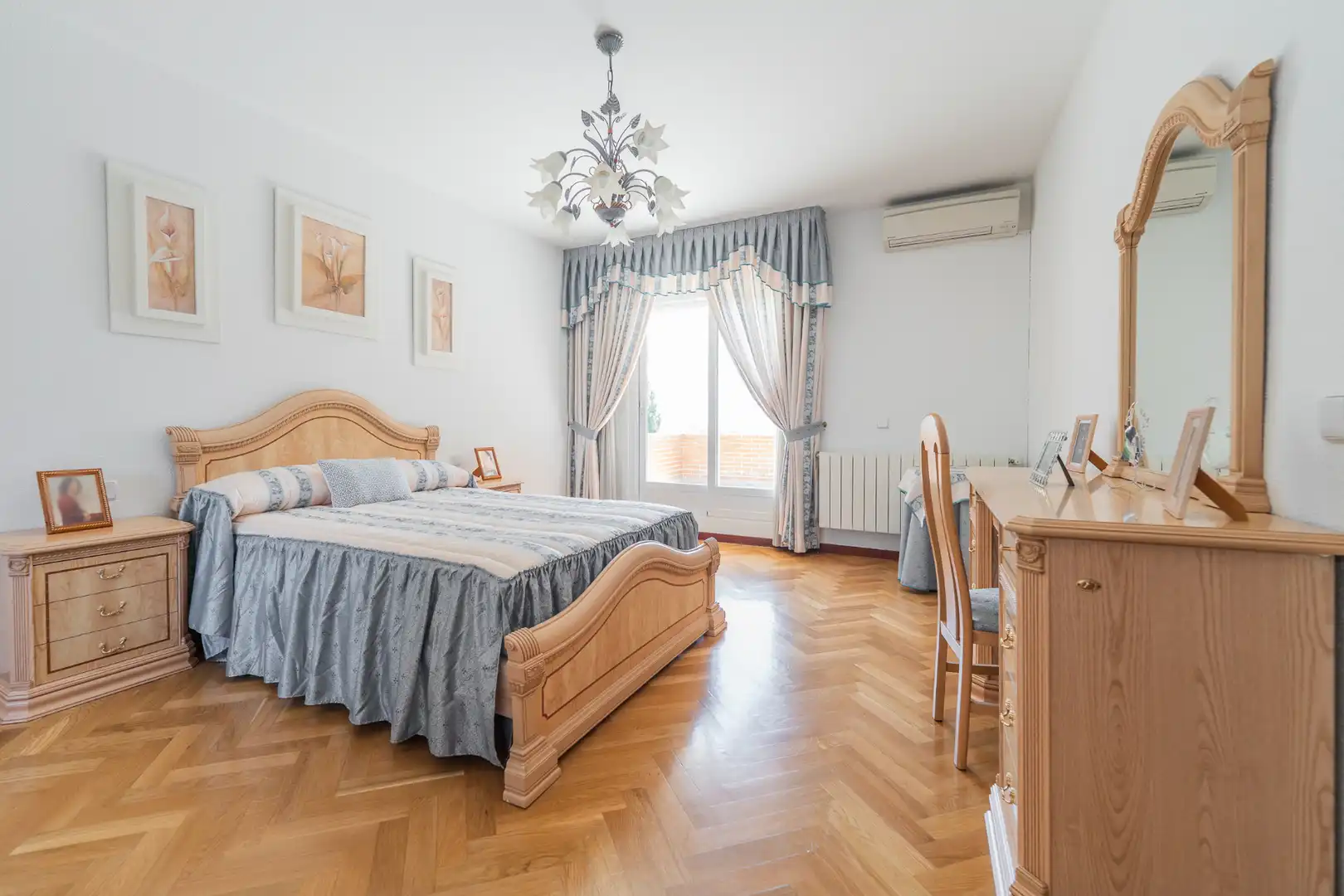 Bedroom of Houses for sale in San Sebastián de los Reyes  with Air Conditioner, Heating and Private garden