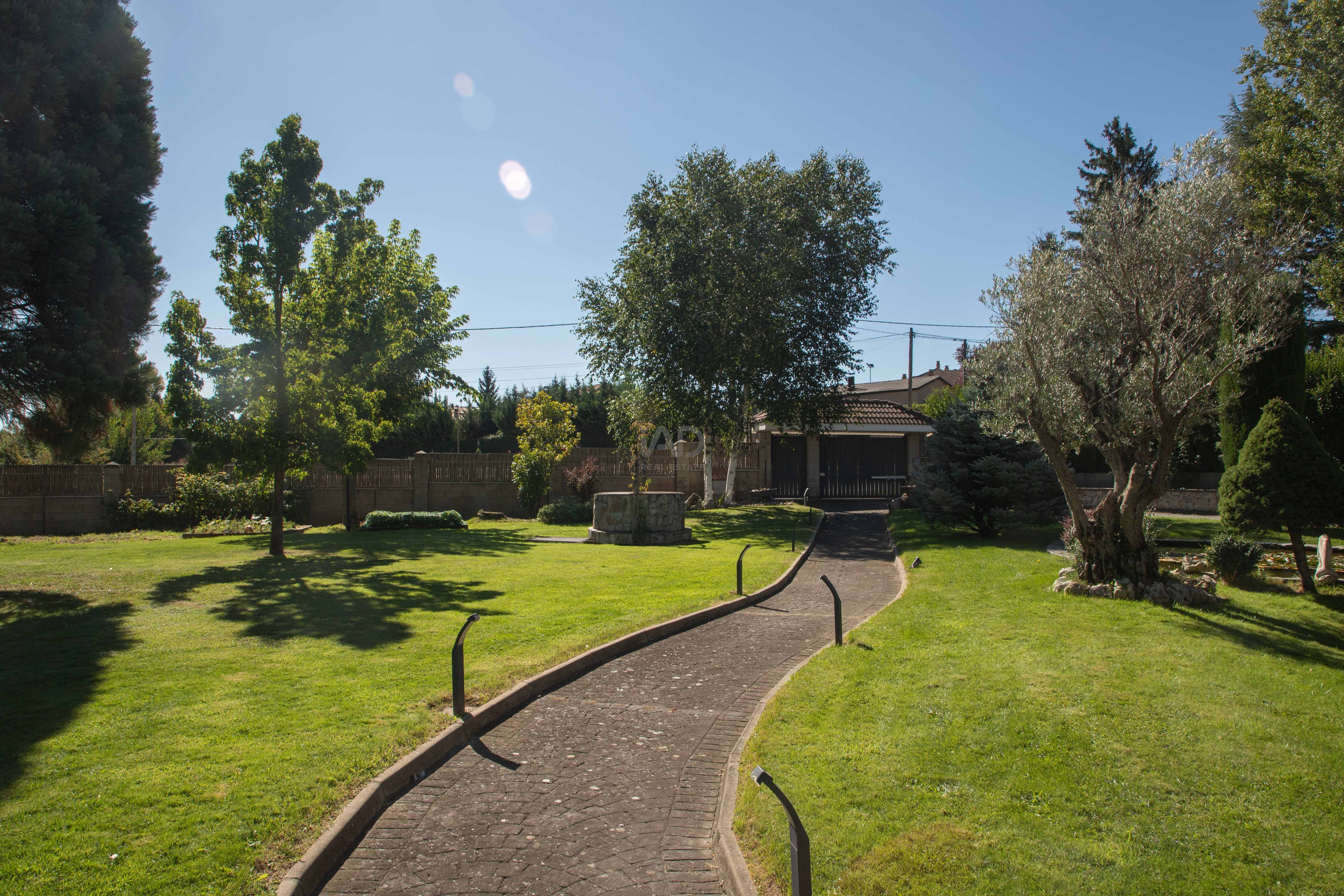 Jardí de Casa o xalet en venda en San Andrés del Rabanedo amb Calefacció i Piscina