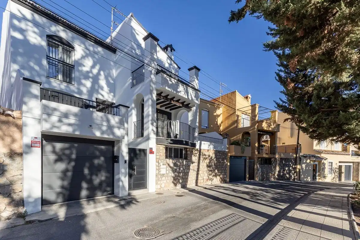 Vista exterior de Casa adosada en venta en Motril con Terraza y Alarma