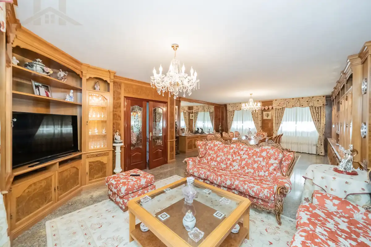 Sala d'estar de Casa o xalet en venda en San Sebastián de los Reyes amb Calefacció, Jardí privat i Piscina