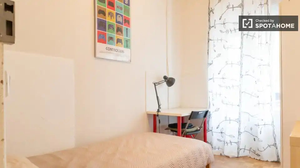 Bedroom of Flat for rent in Madrid  with Air Conditioner, Heating and Furnished
