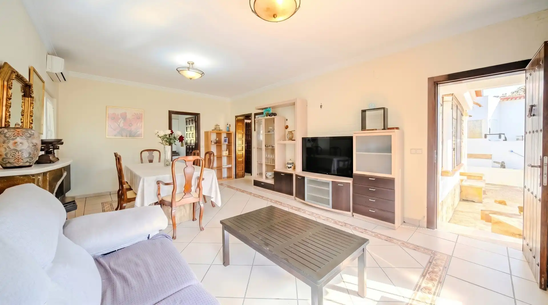 Sala d'estar de Casa o xalet en venda en Manilva amb Aire condicionat i Terrassa