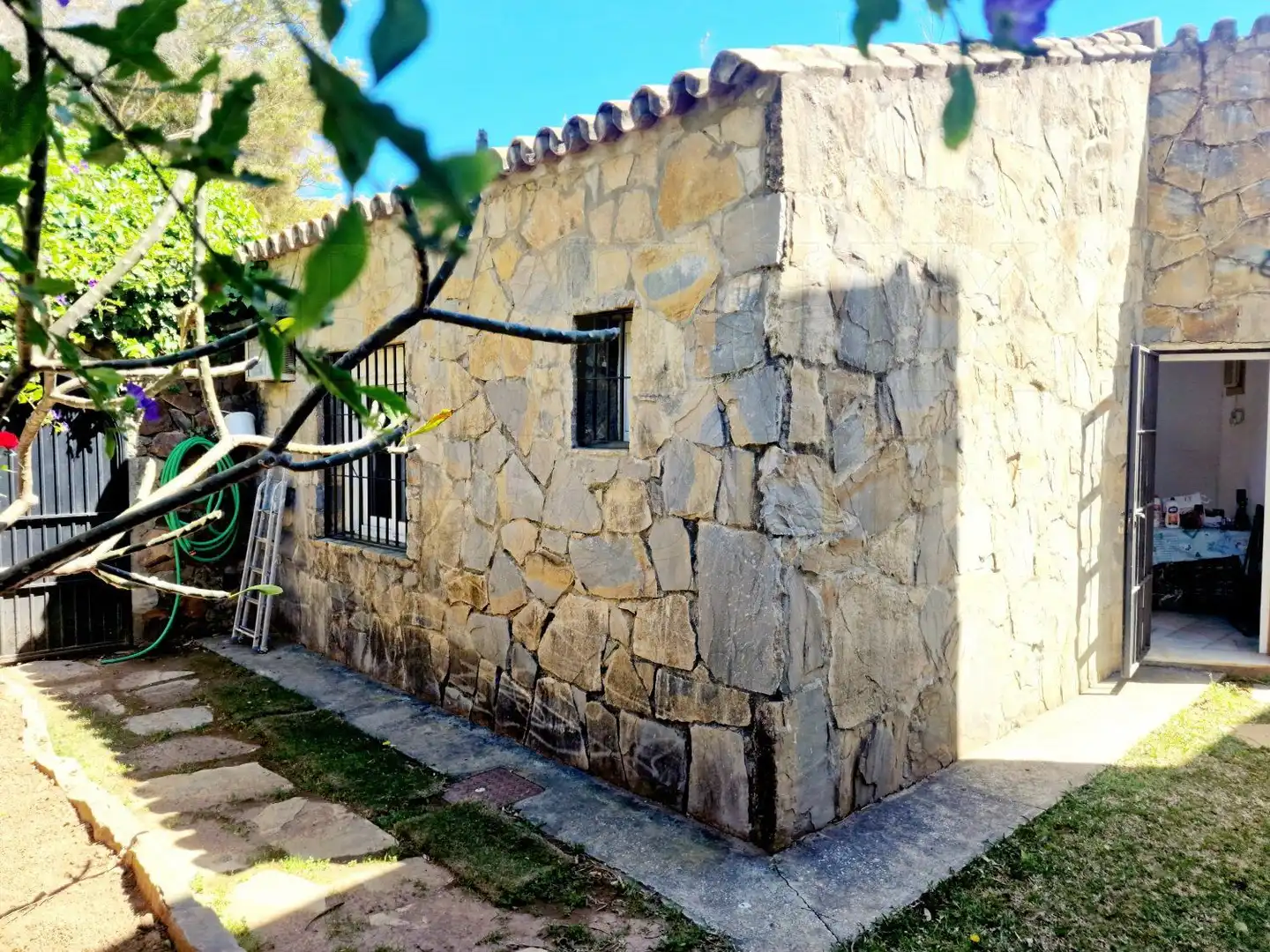 Vista exterior de Casa o xalet de lloguer en Marbella amb Aire condicionat, Jardí privat i Terrassa