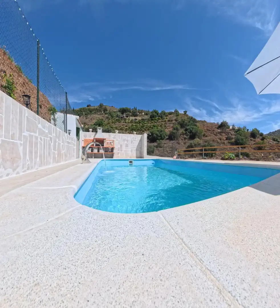 Schwimmbecken von Country house zur Miete in Sayalonga mit Privatgarten, Terrasse und Schwimmbad