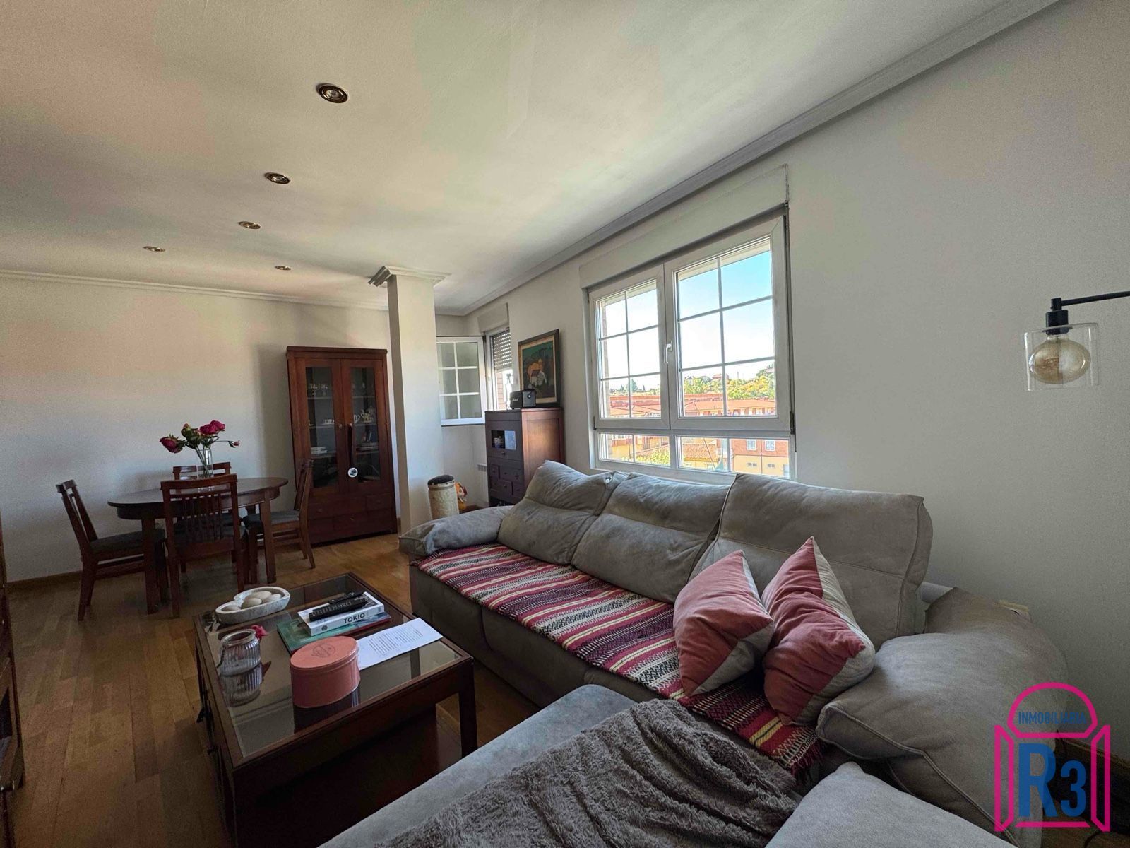 Sala de estar de Dúplex en venta en San Andrés del Rabanedo con Calefacción, Trastero y Amueblado