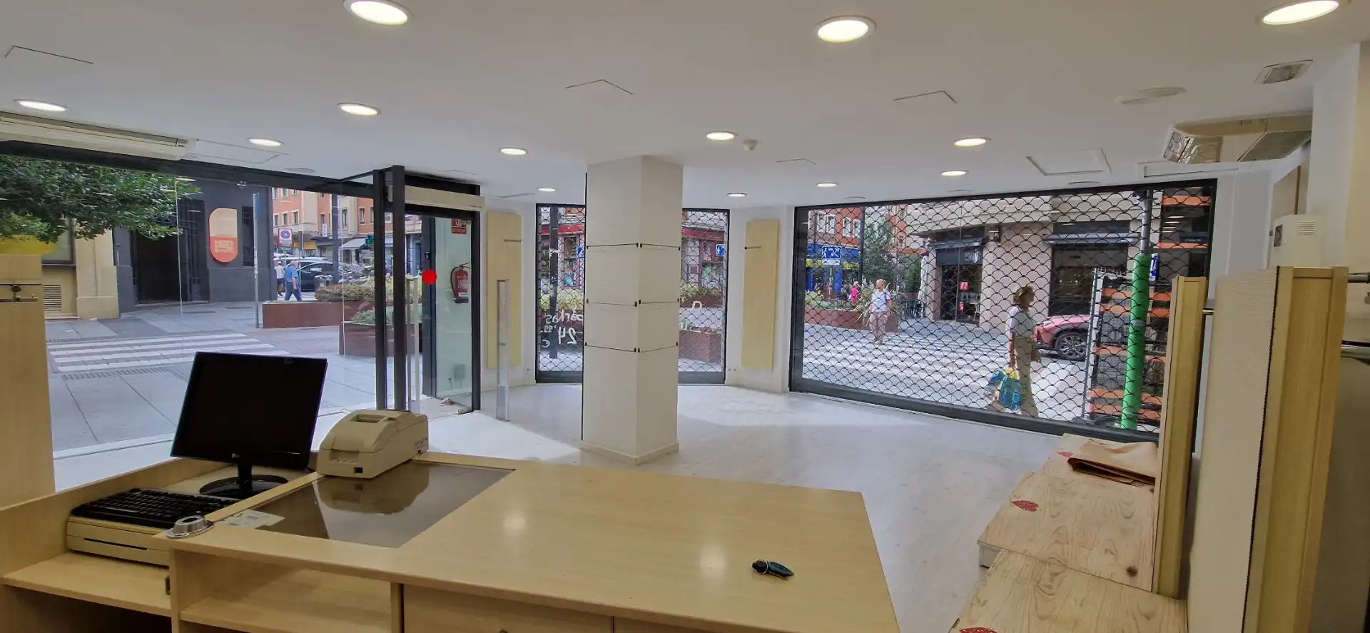 Local de lloguer en  Pamplona / Iruña amb Aire condicionat, Calefacció i Parquet