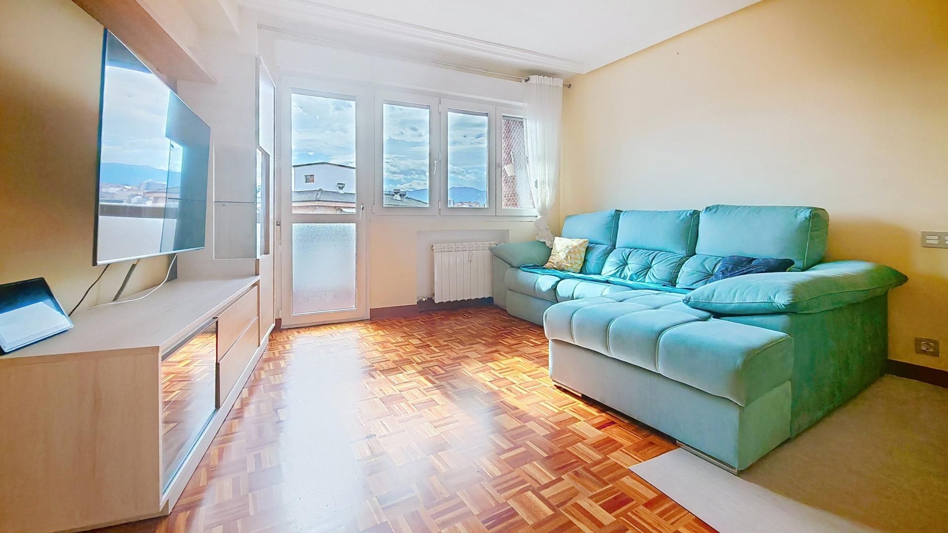 Sala d'estar de Pis en venda en Oviedo  amb Calefacció i Terrassa