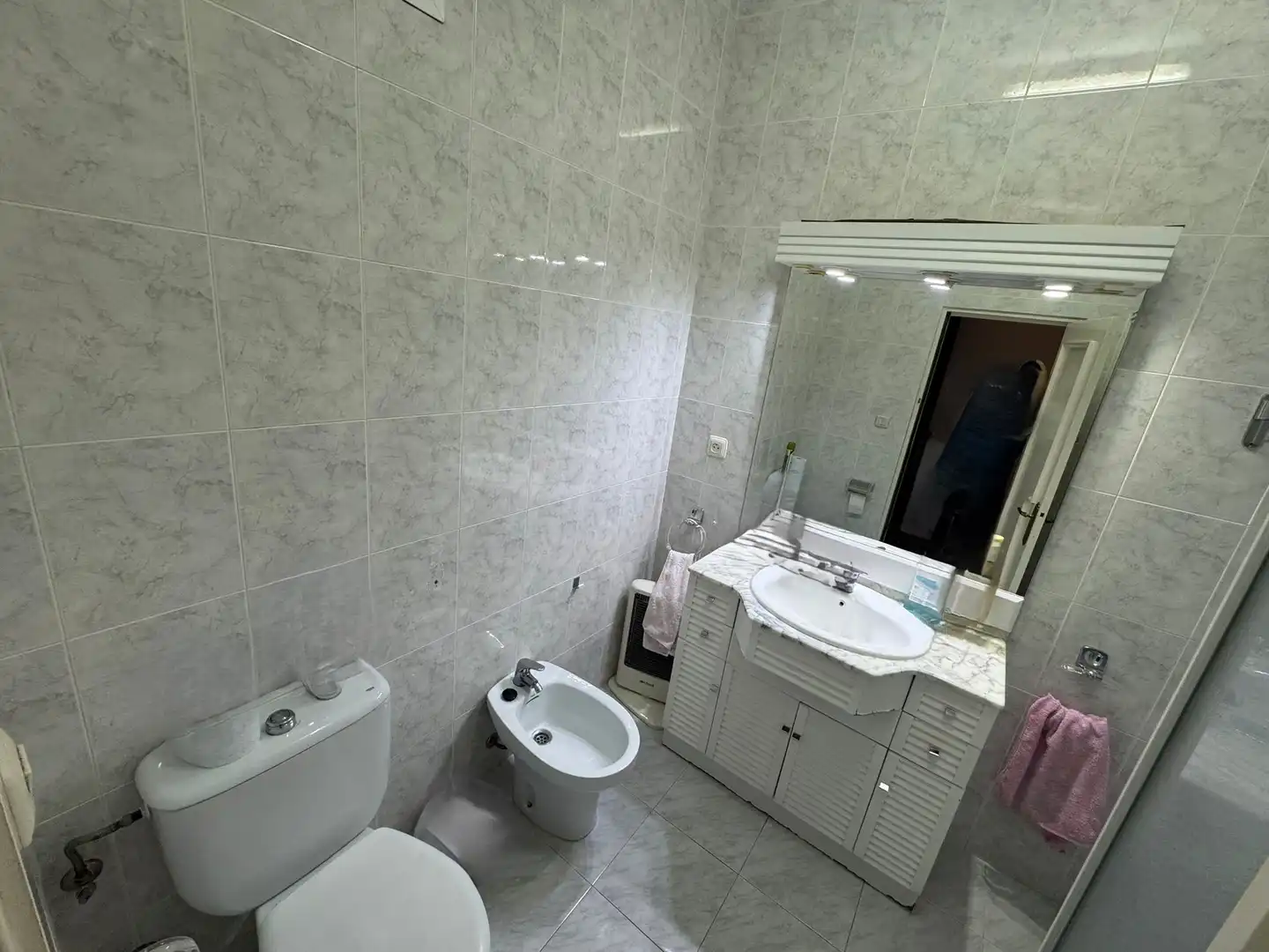 Bathroom of Flat for sale in Sevilla  with Terrace and Storage room