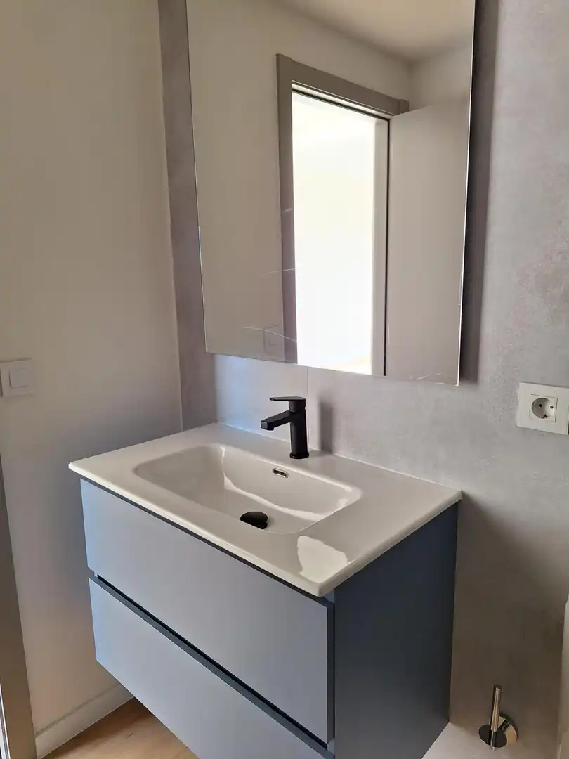 Baño de Apartamento de alquiler en Alcalá de Henares con Aire acondicionado, Calefacción y Jardín privado