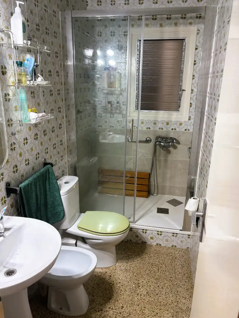 Bathroom of Flat for sale in L'Hospitalet de Llobregat  with Air Conditioner, Furnished and Oven