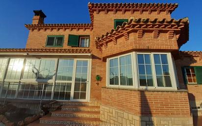 Vista exterior de Casa o xalet en venda en Flix amb Aire condicionat, Jardí privat i Terrassa