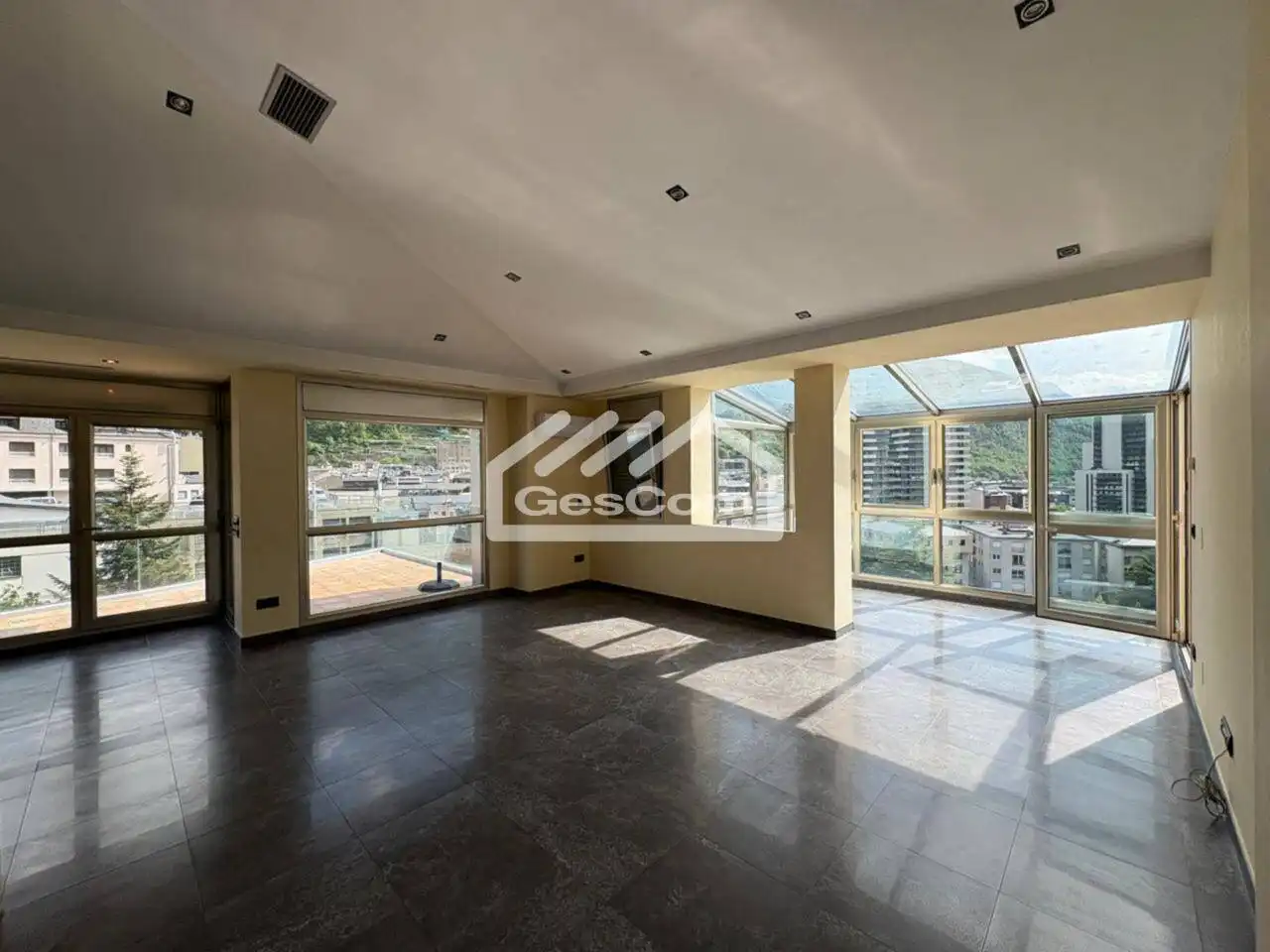 Ático en venta en Escaldes – Engordany con Aire acondicionado, Calefacción y Terraza