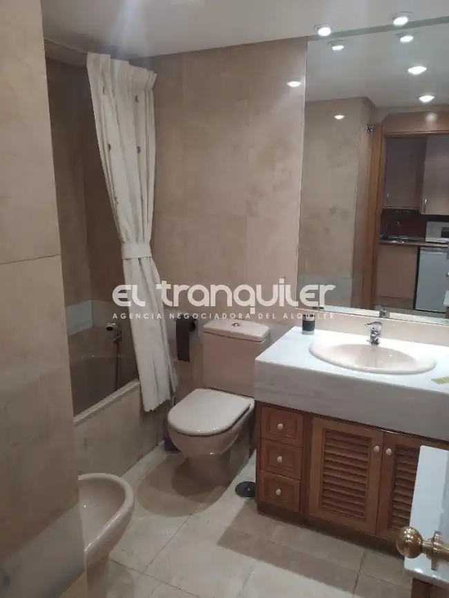 Badezimmer von Wohnung zur Miete in Madrid mit Parkett, Schwimmbad und Möbliert