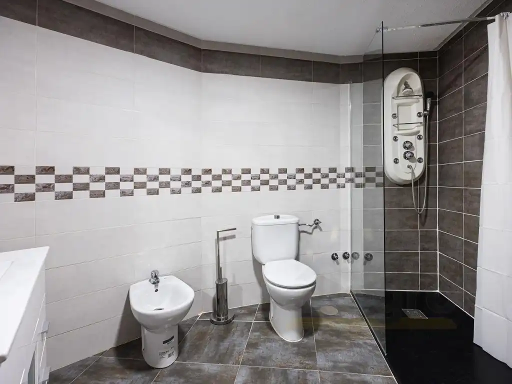 Bathroom of Flat for sale in Madrid