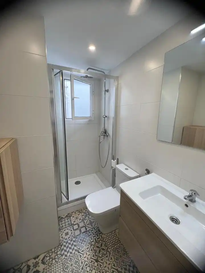 Bathroom of Flat for rent in Valencia  with Air Conditioner and Furnished