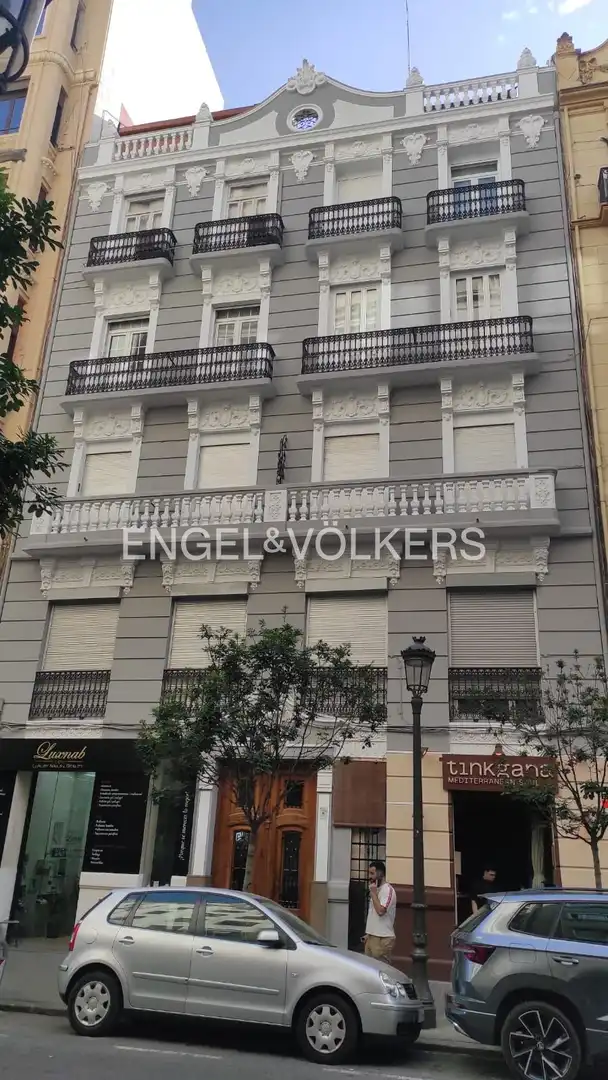 Vista exterior de Pis en venda en  Valencia Capital amb Calefacció i Balcó