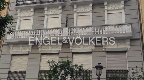 Vivienda a reformar con dos balcones en un elegante edificio señorial en calle Almirante Cadarso