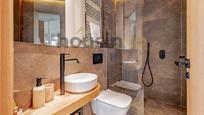 Bathroom of Flat for sale in  Madrid Capital  with Air Conditioner and Terrace