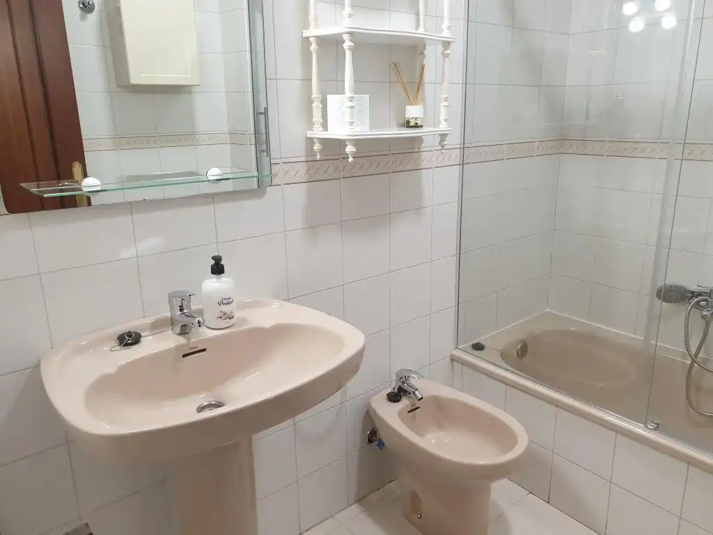 Badezimmer von Wohnung zur untervermieten in Ourense Capital  mit Heizung, Parkett und Balkon