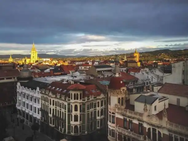 Vista exterior de Àtic de lloguer en Oviedo  amb Terrassa, Traster i Moblat