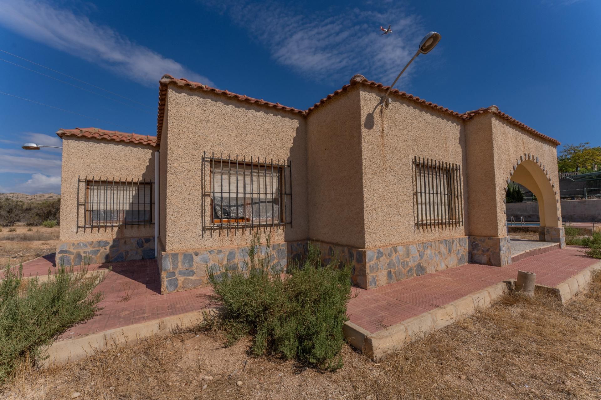 Vista exterior de Casa o xalet en venda en Elche / Elx amb Jardí privat i Piscina