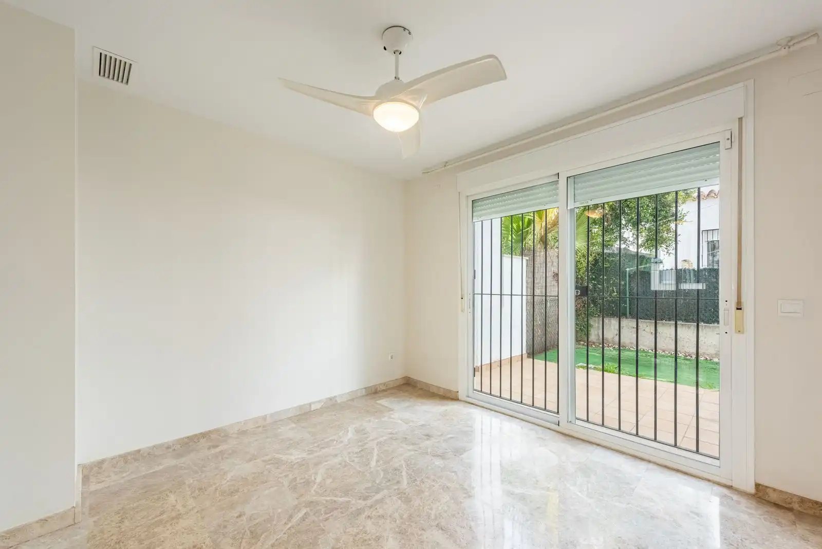 Jardín de Casa adosada en venta en Marbella con Aire acondicionado, Terraza y Internet