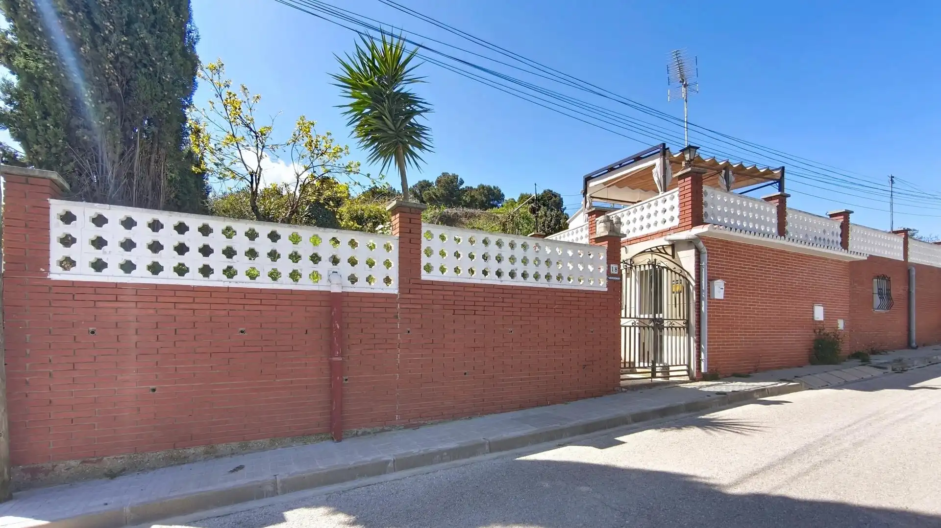Vista exterior de Casa o xalet en venda en Olesa de Montserrat amb Aire condicionat, Terrassa i Piscina