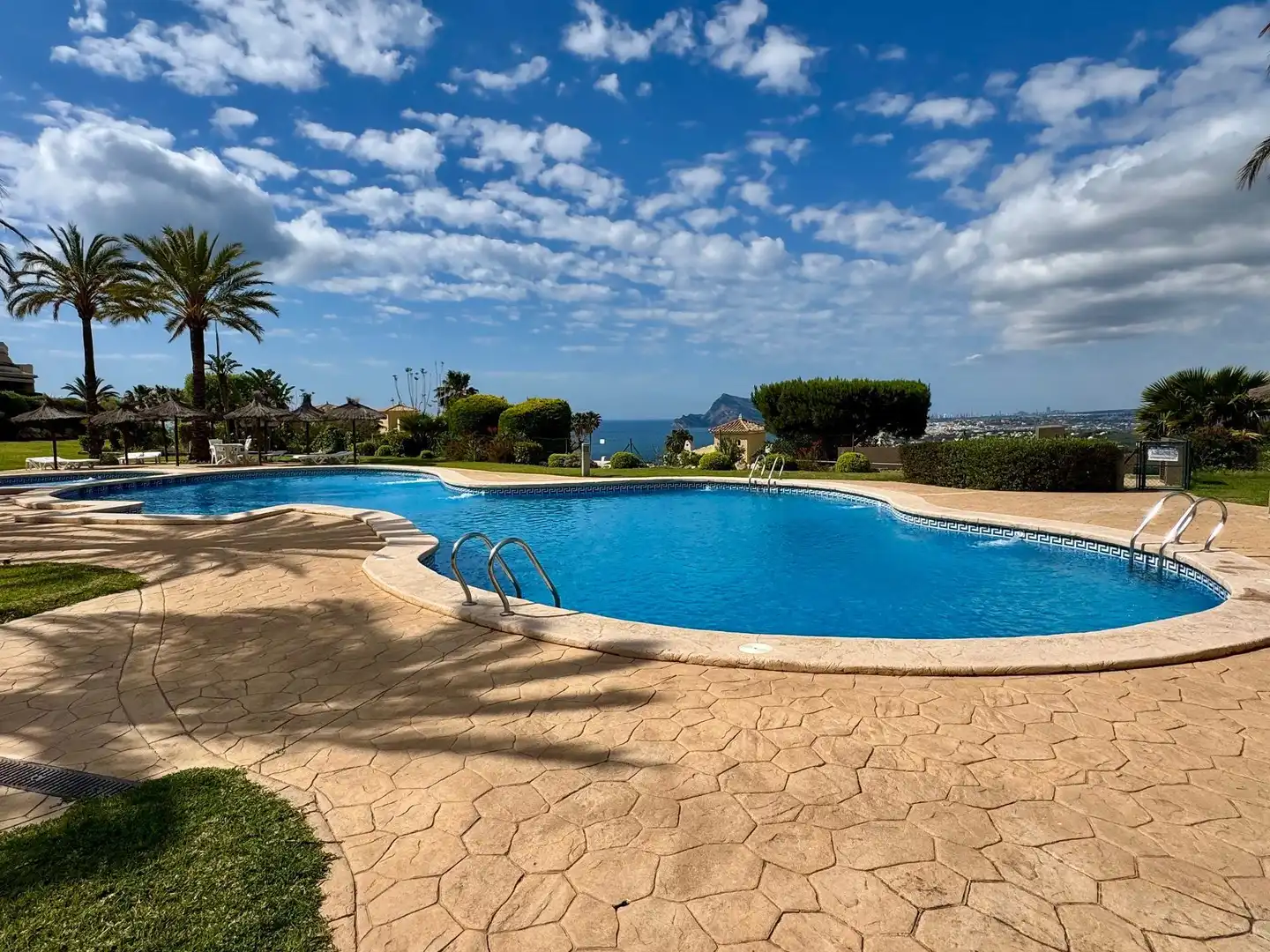 Piscina de Apartamento de alquiler en Altea con Aire acondicionado, Calefacción y Jardín privado