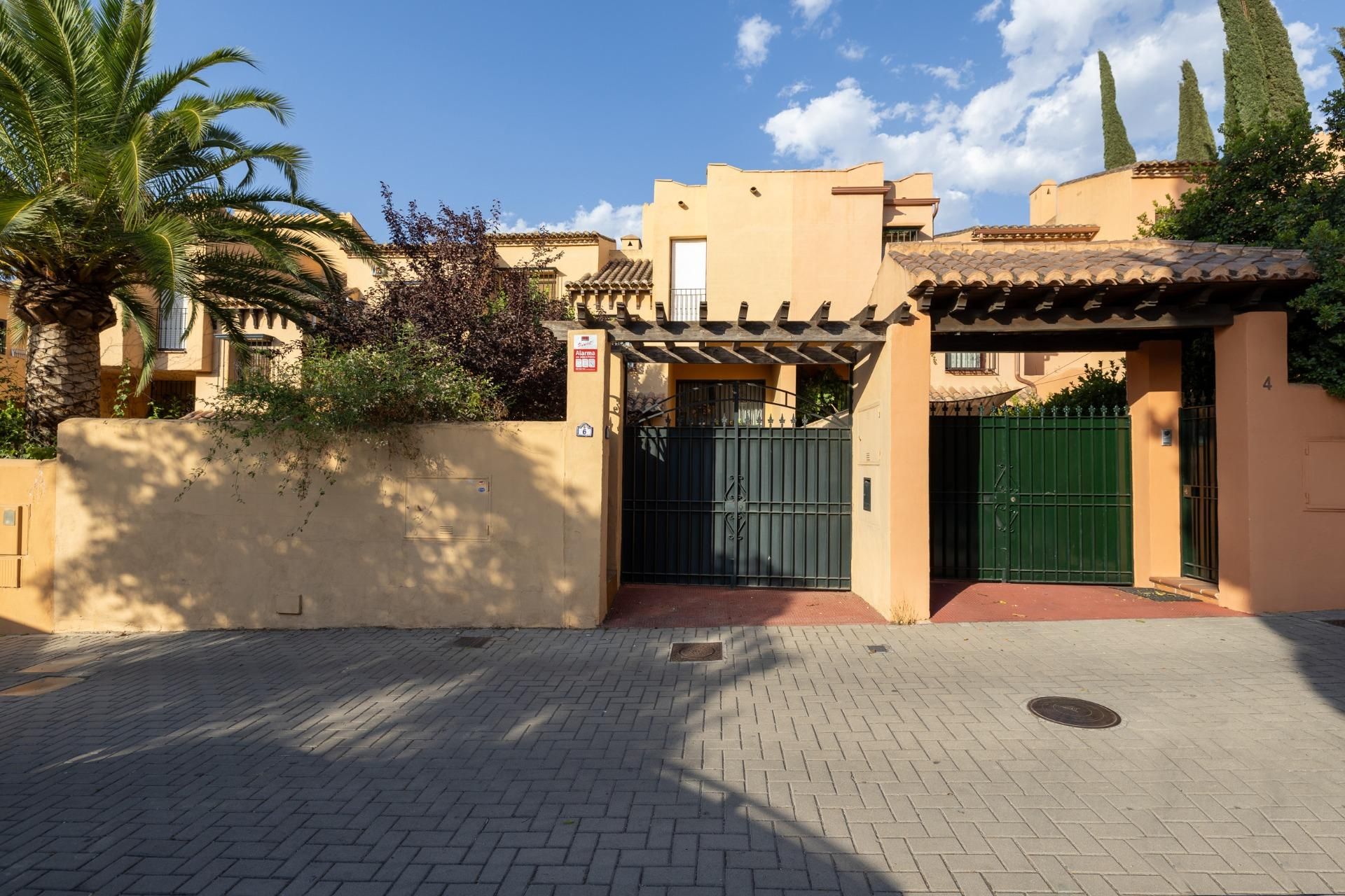 Exterior view of Single-family semi-detached for sale in  Granada Capital  with Air Conditioner, Heating and Private garden
