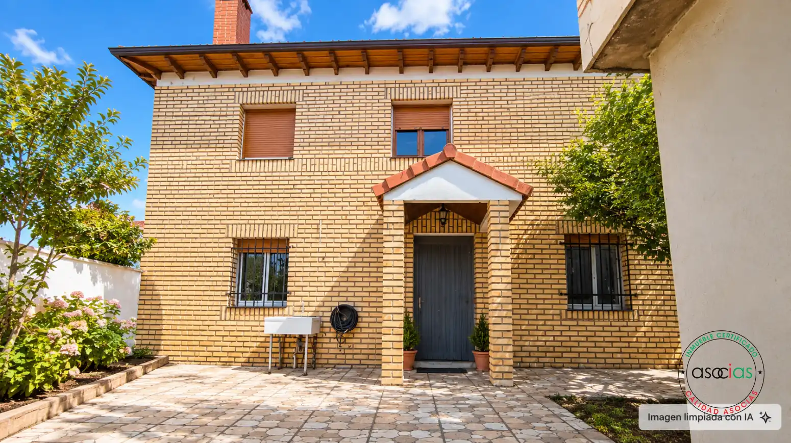 Vista exterior de Casa o chalet en venta en Villazanzo de Valderaduey con Jardín privado, Terraza y Amueblado