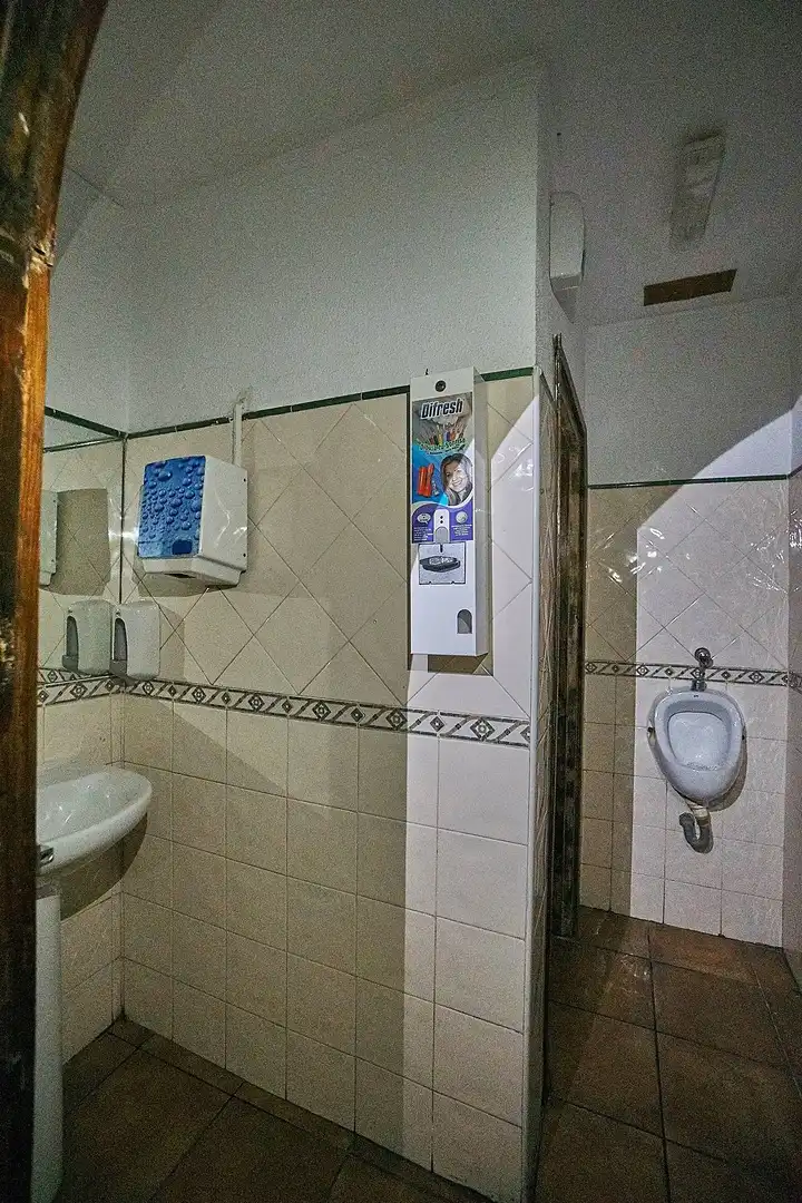 Baño de Local de alquiler en Las Palmas de Gran Canaria con Aire acondicionado