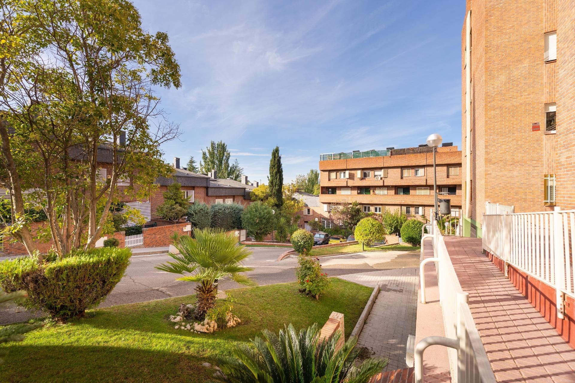 Vista exterior de Pis en venda en Las Rozas de Madrid amb Aire condicionat, Calefacció i Jardí privat